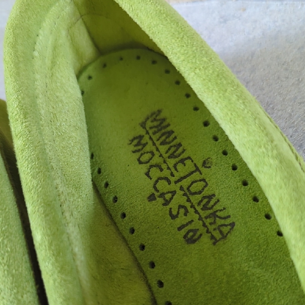 MINNETONKA I NWOT Lime Green Suede Leather Kilty Hardsole Moccasins Shoes, 5 - Picture 3 of 11